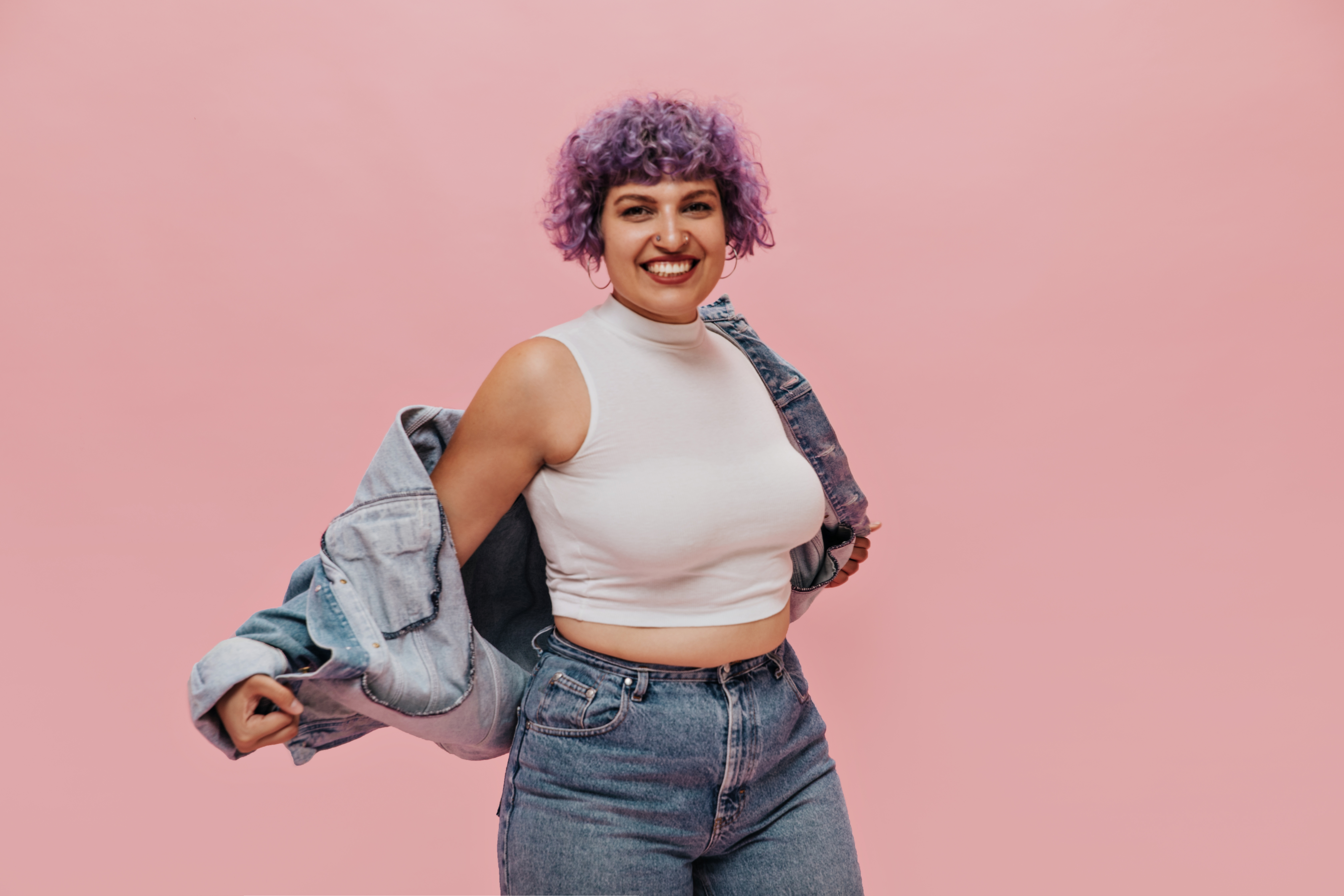 modelo curvy con chaqueta de jean